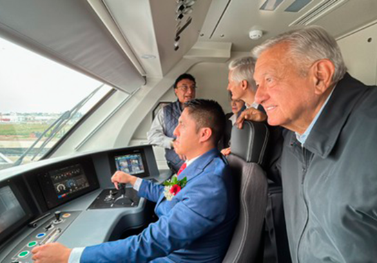 Tras encabezar la inauguración, el presidente Andrés Manuel López Obrador supervisó recorrido del primer tramo del Tren Interurbano México-Toluca "El Insurgente". Foto EE: Cortesía Presidencia de México