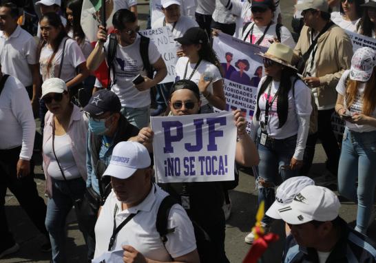 Los trabajadores del Poder Judicial federal buscan frenar la extinción de 13 de 14 fideicomisos judiciales que representan aproximadamente 15,000 millones de pesos, bajo el argumento de que se afectarán sus ingresos y derechos laborales. Foto: Eric Lugo.