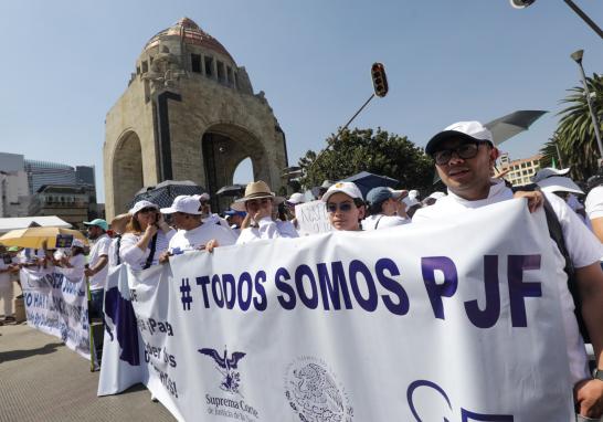 Los trabajadores del Poder Judicial federal buscan frenar la extinción de 13 de 14 fideicomisos judiciales que representan aproximadamente 15,000 millones de pesos, bajo el argumento de que se afectarán sus ingresos y derechos laborales. Foto: Eric Lugo.