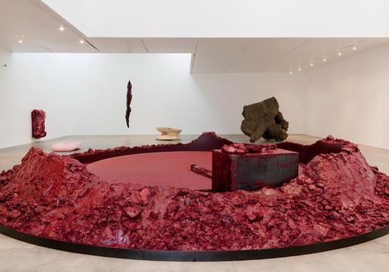 Vista de la exposición Anish Kapoor. Arqueología Biología, MUAC, 2016