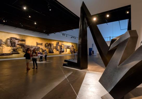 Vista de la exposición Desafío a la estabilidad. Procesos artísticos en México 1952-1967. MUAC, 2014