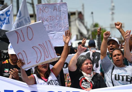 El miércoles 27 de diciembre, cientos de argentinos salieron a las calles de Buenos Aires para protestar contra las medidas que está implementando el nuevo gobierno encabezado por Javier Milei. Foto: AFP