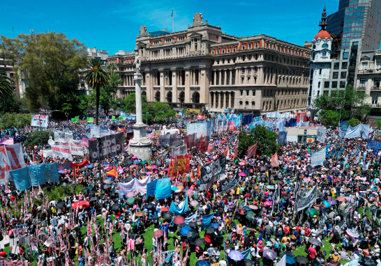 El miércoles 27 de diciembre, cientos de argentinos salieron a las calles de Buenos Aires para protestar contra las medidas que está implementando el nuevo gobierno encabezado por Javier Milei. Foto: AFP