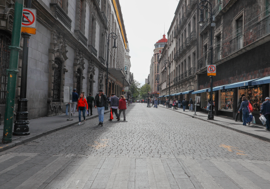 En la Gaceta Oficial de la Ciudad de México del 11 de enero se dio a conocer el acuerdo por el que se determina como peatonal la calle “Plaza de la Constitución.”, ubicada en el Zócalo de la CDMX. Foto EE: Hugo Salzar