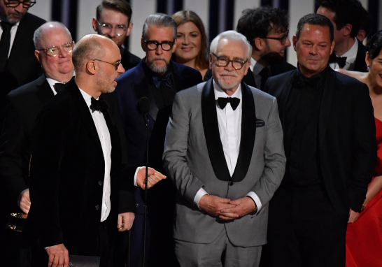 Jesse Armstrong, creador de Succession, acompañado por parte de los actores y el equipo de la serie televisiva. Foto: AFP