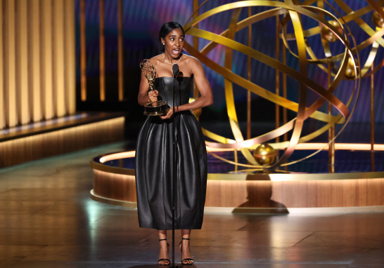 Ayo Edebiri recibió la primera estatuilla de los Emmys como mejor actriz de reparto por "The Bear". Foto: Reuters