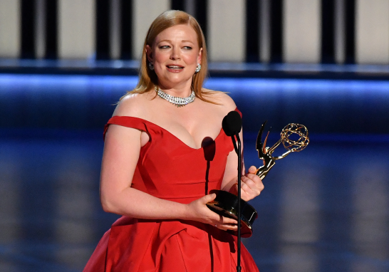 Sarah Snook ganó el premio a mejor actriz en serie dramática por su participación en Succession. Foto: AFP