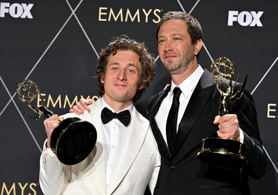 Jeremy Allen White y Ebon Moss-Bachrach. Foto: AFP