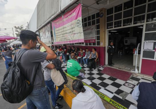 Filas en el módulo del INE de Zaragoza: Foto EE: Eric Lugo.