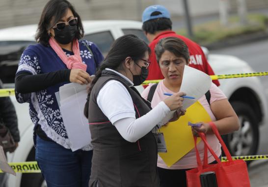 Filas en el módulo del INE de Zaragoza: Foto EE: Eric Lugo.