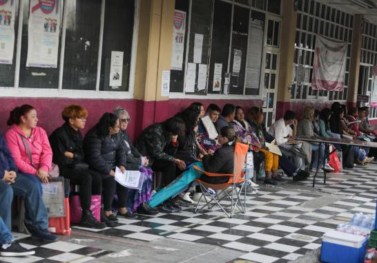 Filas en el módulo del INE de Zaragoza: Foto EE: Eric Lugo.