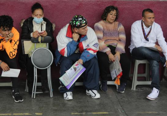 Filas en el módulo del INE de Zaragoza: Foto EE: Eric Lugo.