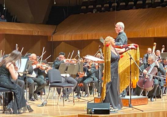 La cantaora granadina Esperanza Fernández y la Orquesta Sinfónica de Minería interpretaron 'El amor brujo' de Manuel de Falla. Foto EE: Katyana Gómez