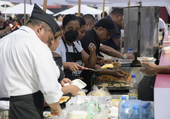 El récord Guinnes se obtuvo al servir 8,450 tacos en una hora