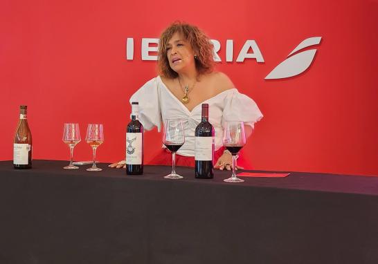 Ana María Arias ofrece la cata de vinos españoles.