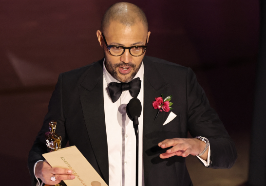 Cord Jefferson recibe el Oscar al Mejor Guión Adaptado por American Fiction. Foto: Reuters