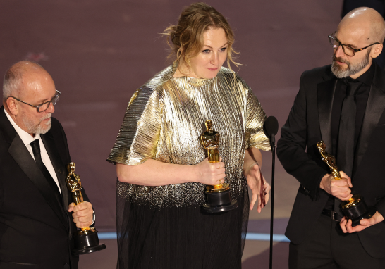 Nadia Stacey, Mark Coulier y Josh Weston ganaron el Oscar a Mejor Maquillaje por la película Pobres Criaturas. Foto: Reuters