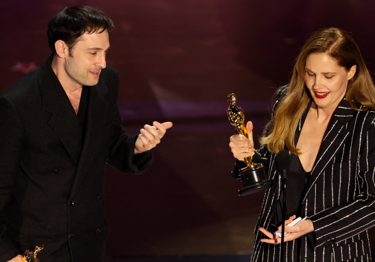 Justine Triet y Arthur Harari ganan el Oscar al mejor guión original por Anatomy of a Fall. Foto: Reuters