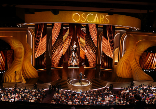 El anfitrión de la ceremonia de los Oscar 2024, Jimmy Kimmel entra al escenario del Dolby Theatre de Los Ángeles con la música de fondo de Barbie. Foto: Reuters