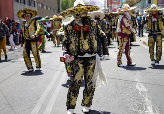 Comparsa Faisanes en la colonia Santa Martha Acatitla, Iztapalapa. Foto EE: Eric Lugo