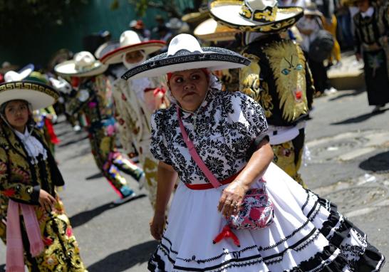 Comparsa Faisanes en la colonia Santa Martha Acatitla, Iztapalapa. Foto EE: Eric Lugo