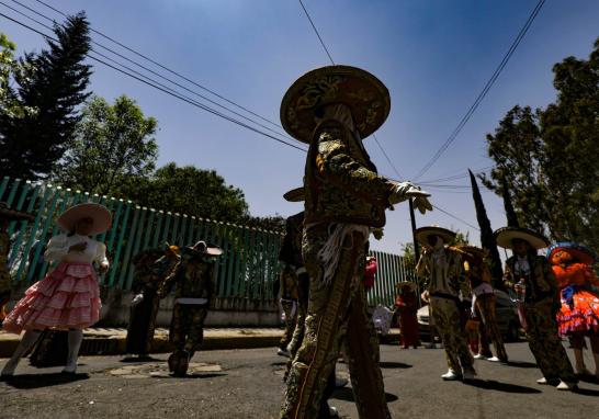 Comparsa Faisanes en la colonia Santa Martha Acatitla, Iztapalapa. Foto EE: Eric Lugo