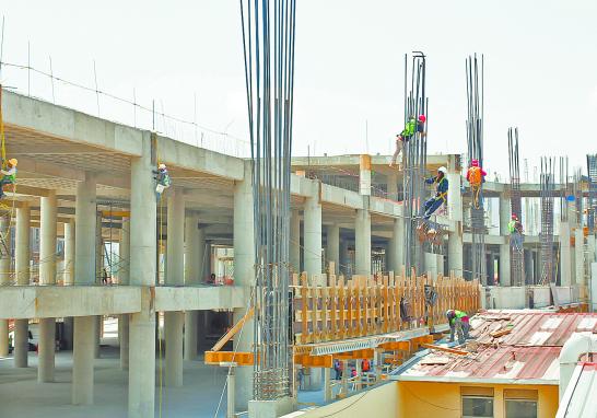 ASPECTOS DE CONSTRUCCION DE LATITUD LA VICTORIA, COMPLEJO CON CENTRO COMERCIAL, DEPARTAMENTOS Y OFICINAS.