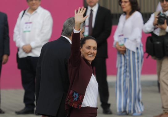 Claudia Sheinbaum, candidata de la coalición "Sigamos Haciendo Historia", a su llegada al INE. Foto EE: Eric Lugo