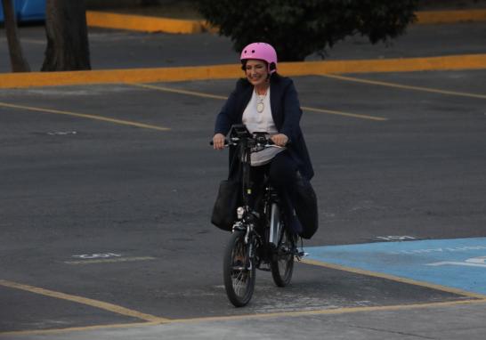 Xóchitl Gálvez, candidata de la coalición "Fuerza y Corazón por México", a su llegada al INE. Foto EE: Eric Lugo