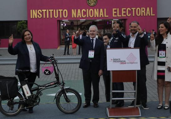 Xóchitl Gálvez, candidata de la coalición "Fuerza y Corazón por México", a su llegada al INE. Foto EE: Eric Lugo