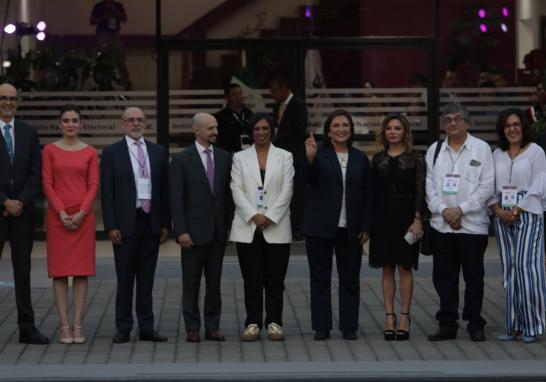 Xóchitl Gálvez, candidata de la coalición "Fuerza y Corazón por México", a su llegada al INE. Foto EE: Eric Lugo