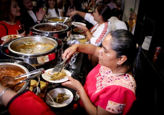 Cocinera Rosalba del Valle (der.) y Chef Olga Cabrera.