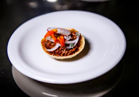 Tostadas de conejo en salsa de luna al pulque.