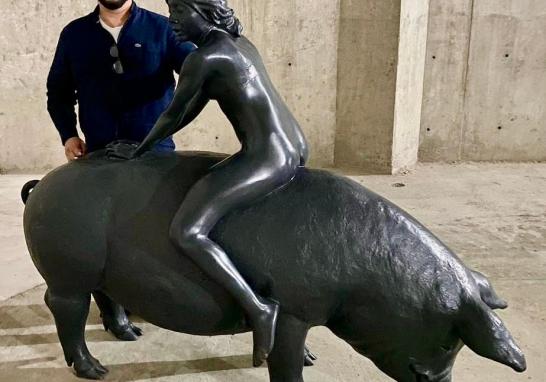 El coleccionista posa junto a una conocida escultura de Arturo Rivera. En el otro extremo, “Cabeza vainilla”, de Javier Marín. Foto: Especial