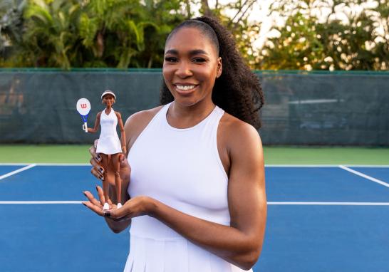 La tenista estadounidense Venus Williams con su Barbie. Foto: Reuters