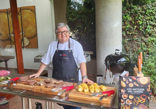 El chef Alberto Díez en su cocina al aire libre. Foto: Patricia Ortega