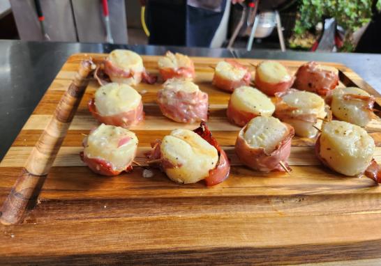 Callos de hacha marinados y envueltos en prosciutto. Foto: Patricia Ortega