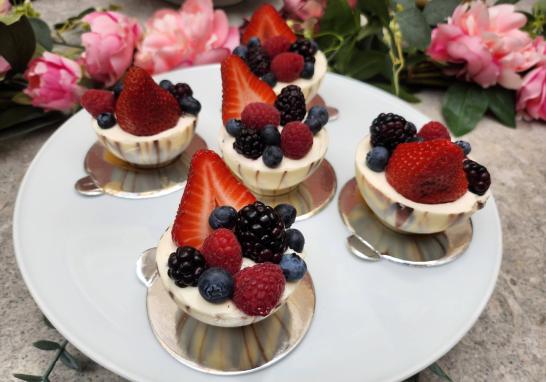 Tartaletas de frutos rojos y chocolate blanco