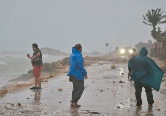 Vialidades e instalaciones eléctircas de Tulum, Quintana Roo, registraron afectaciones tras el paso del huracán Beryl. Foto EE: Jesús Vázquez