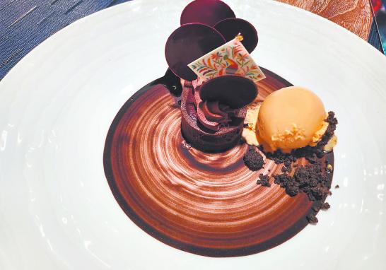 El Chef Erick Astie diseñó una tarta de chocolate oaxaqueño, cremoso de plátano, caramelo salado y tierra de cacao. El maridaje con Kabir Moscato, vino dulce italiano con notas de durazno, naranja y piña.