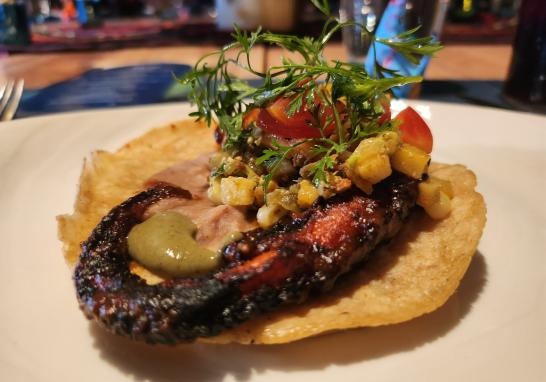 El Chef Sergio Ceballos creó un taco de pulpo zarandeado con mole verde, verdolagas, papas y salsa macha verde. El maridaje con Mezcal Real Minero Marteño