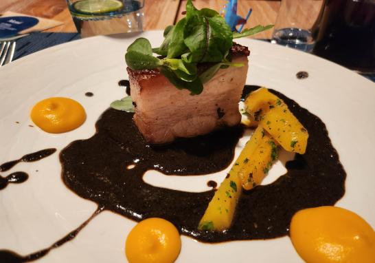 La Chef Josefina López cocinó Pork Belly con mole de fiesta puré de camote y hortalizas. El maridaje con Mezcal Real Minero Ensamble.