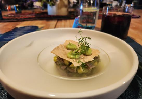 El Chef Erick Santiago preparó: Tasajo marinado en aguachile de serrano con ensaladilla de piña, tomate y tostada de maíz con cremoso de aguacate. El maridaje con Mezcal Real Minero, Mezcalillera.