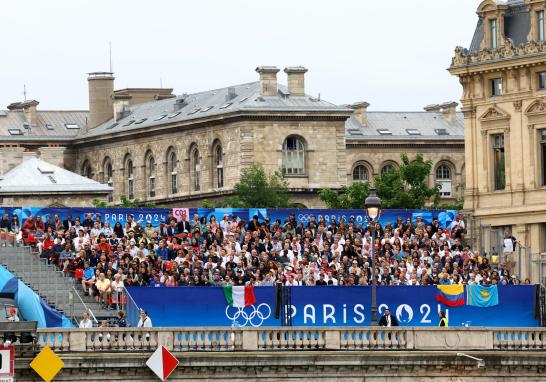 Espectadores frente al Río Sena a la espera de la ceremonia inaugural. Foto: Reuters