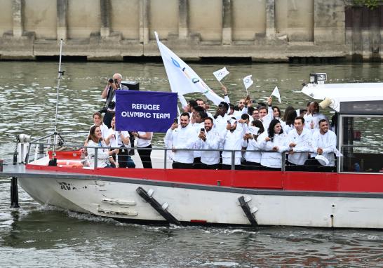 La delegación de atletas refugiados durante la ceremonia inaugural. Foto: Reuters