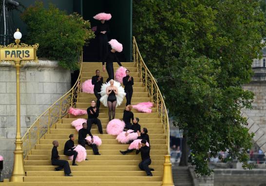 Lady Gaga interpretando desde las orillas del Río Sena. Foto: Reuters