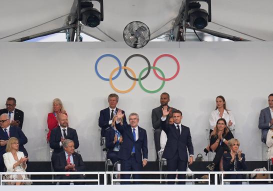 Thomas Bach, presidente del Comité Olímpico Internacional y el presidente de Francia Emmanuel Macron. Foto: AFP