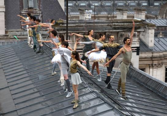 Bailarines en los techos durante la ceremonia. Foto: AFP