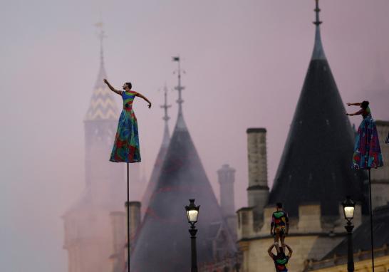 La ceremonia también hizo homenaje a los iconos culturales de Francia.