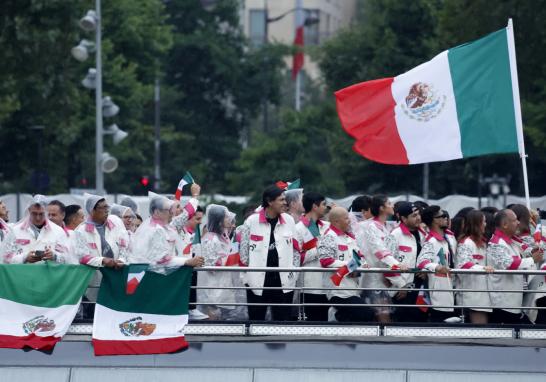 La delegación mexicana cruza el Río Sena. Foto: Reuters